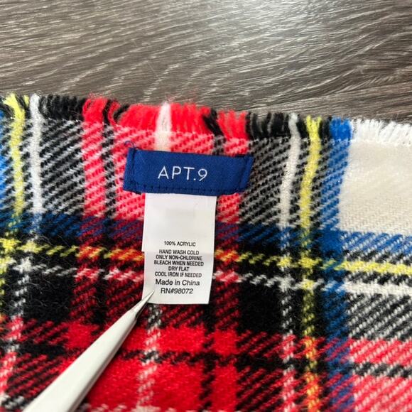NWOT Apt. 9 Red Plaid Traditional Blanket Wrap Oversized Scarf Winter Acrylic - Picture 9 of 13